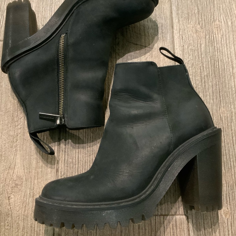 DR. MARTENS “Magdalena” leather bootie
